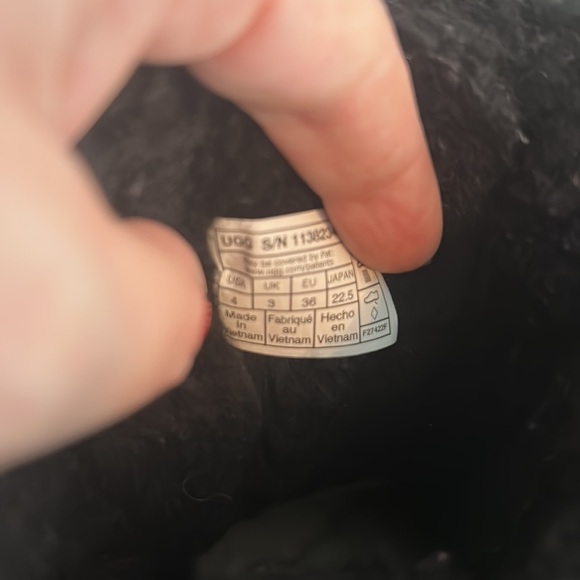 UGG Kids Classic Short Boots - Picture 4 of 4